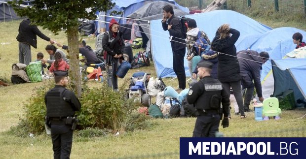 Френската полиция евакуира най малко 900 мигранти от спортна зала и