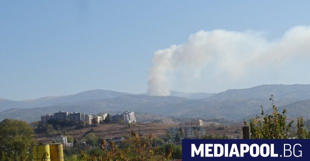 Горски пожар гори над село Долно Осеново, Община Симитли. Огънят