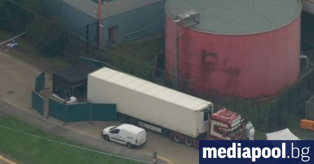 Телата на 39 души са открити в ремарке на камион