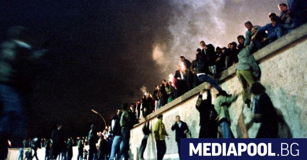Падането на Берлинската стена на 9 ноември 1989 г., когато