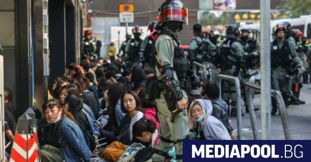 Хонконгската полиция щурмува кампус окупиран от протестиращи студенти предаде Асошиейтед