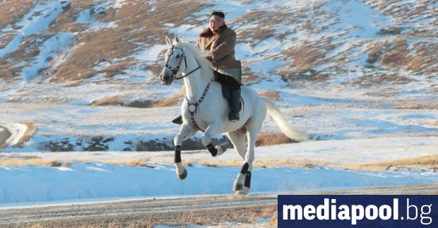 Севернокорейски медии разпространиха снимки на севернокорейския лидер Ким Чен-ун, който