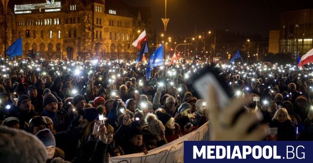 Хиляди хора излязоха по улиците в много части на Полша