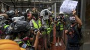 Продемократичните демонстранти в Хонконг умножават акциите в опит да парализират града
