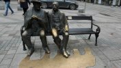 Откраднаха бастуна от статуята на Славейкови в София