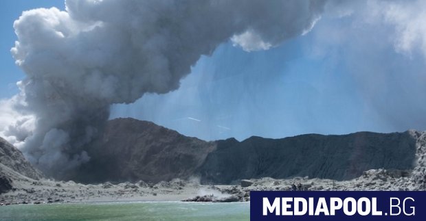 Починаха още двама души, ранени при изригването на вулкан на