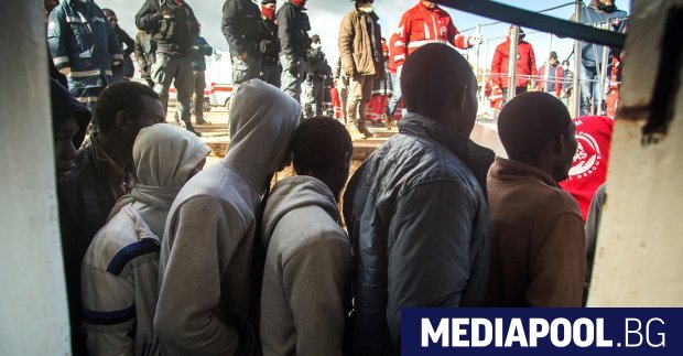 Броят на мигрантите идващи в Италия по море е намалял