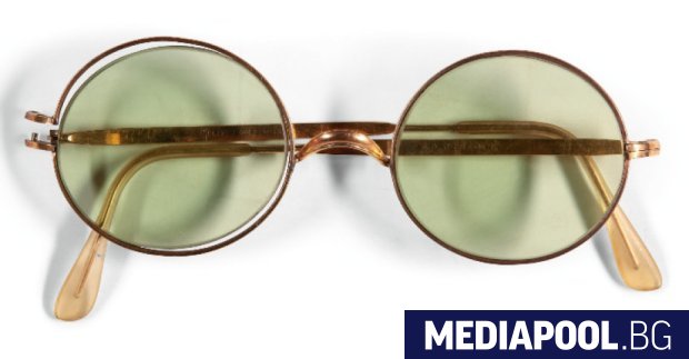 Кръгли слънчеви очила на поп легендата на Бийтълс Джон