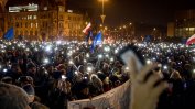 Хиляди поляци протестираха срещу правителствения контрол над съдиите