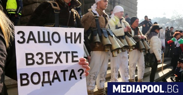 Жители на Перник излязоха на протест пред Министерския съвет в