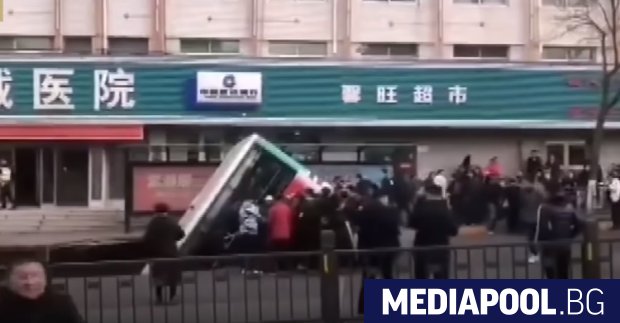 Автобус с пътници падна в огромна дупка на улицата в