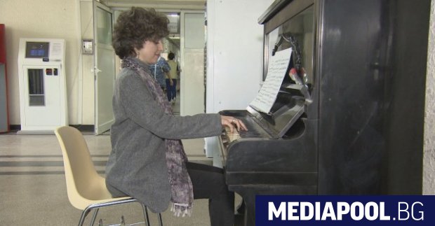 Преподавателката по пиано Златка Ангелова подари пиано на специализираната болница