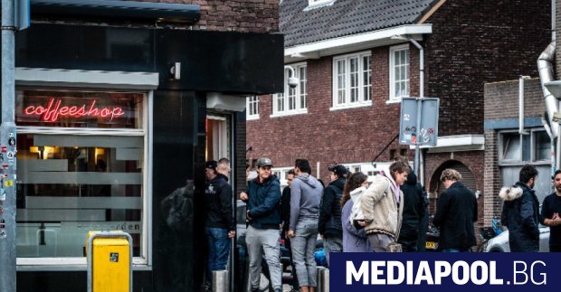 Нидерландия затваря от днес до 6 април училища, барове, ресторанти,