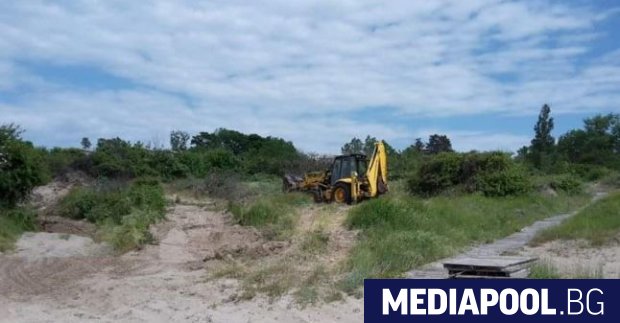 Багер е разровил пясъчни дюни на плаж в Ахтопол сигнализира