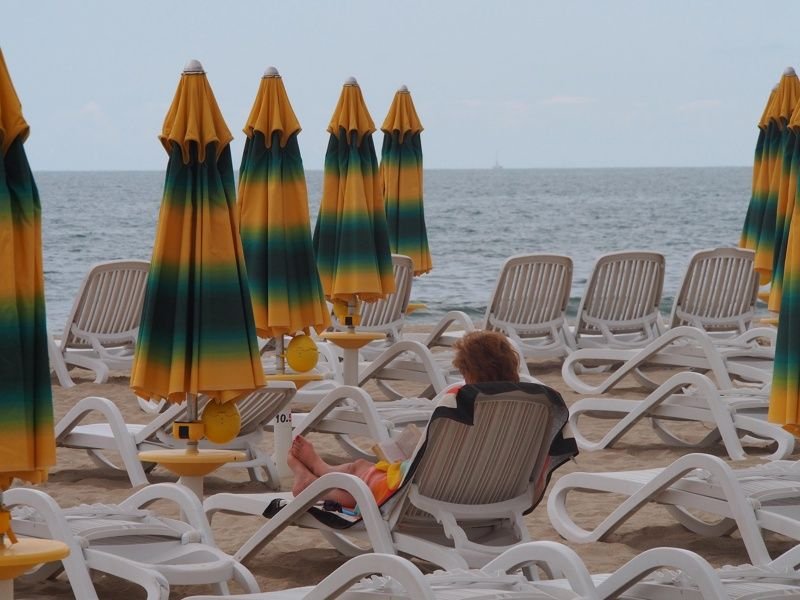 Безплатни чадъри и шезлонги на 23 плажа у нас