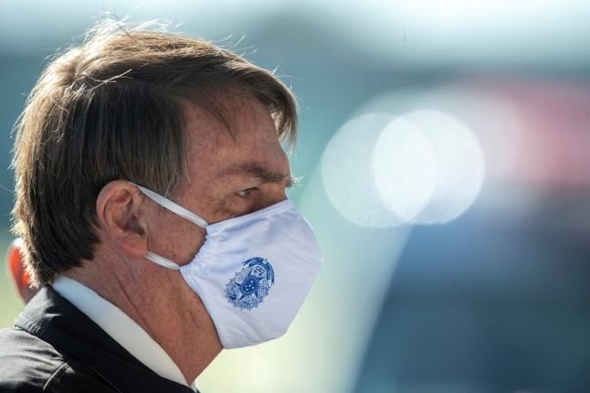 Президентът на Бразилия най-сетне сложи маска заради Covid-19, след като месеци наред отказваше да вземе мерки срещу заразата, която превзе страната. Снимка: ЕПА/БГНЕС
