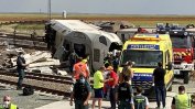 Двама загинаха след удар на влак в кола, паднала от мост в Испания