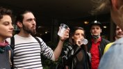 Артисти пиха по една студена вода на протест пред Министерството на културата