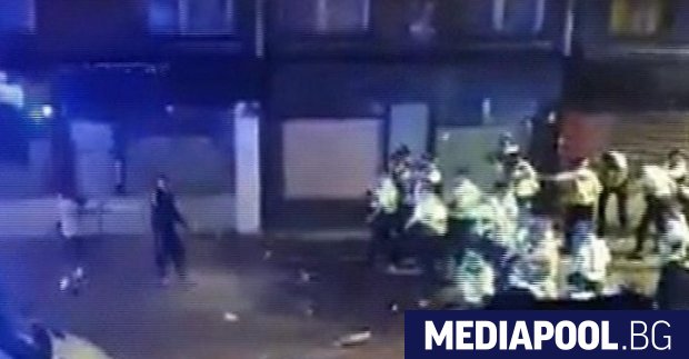 Британски полицаи са били нападнати докато се опитвали да разпръснат