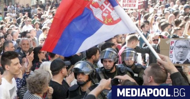 Десетки арести бяха извършени в Белград след като група буйстващи