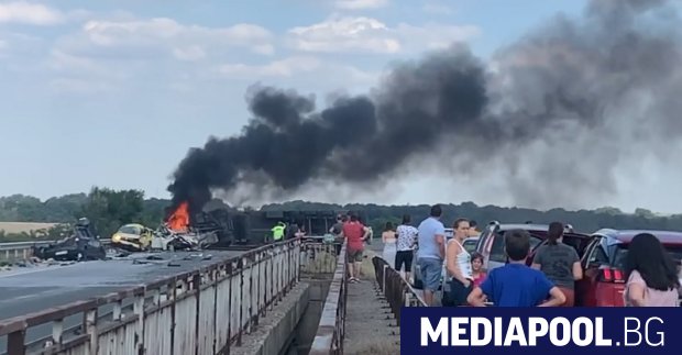 Шестима души загинаха при изключително тежка катастрофа на автомагистрала Тракия