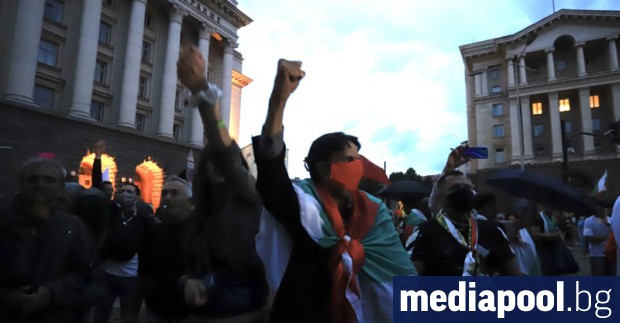 Хиляди протестиращи излязоха в събота вечерта по улиците на София