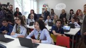 Близо 1800 ученици от домове получават компютри за онлайн обучение