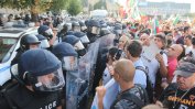 "Велико народно въстание" – сблъсъци, обгазени и арестувани на блокиран площад (видео)