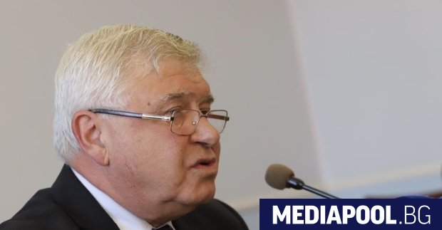 Министърът на финансите Кирил Ананиев не бил съгласен всички деца