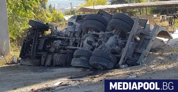 Камион падна от Аспаруховия мост във Варна Шофьорът е загинал