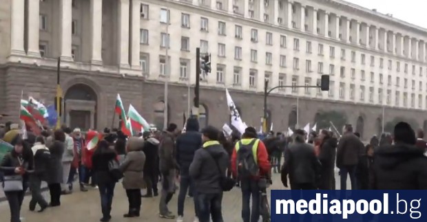 Националистическата проруска партия Възраждане изкара стотина свои привърженици на протест