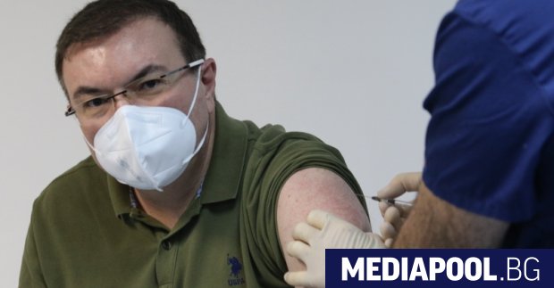 Здравният министър проф. Костадин Ангелов стана първият ваксинирал се срещу