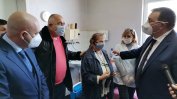 Борисов заведе Ангелов и Мутафчийски в селски здравен пункт да видят как се ваксинира