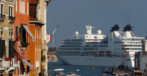 Италианското правителство обяви че големите круизни кораби ще бъдат временно
