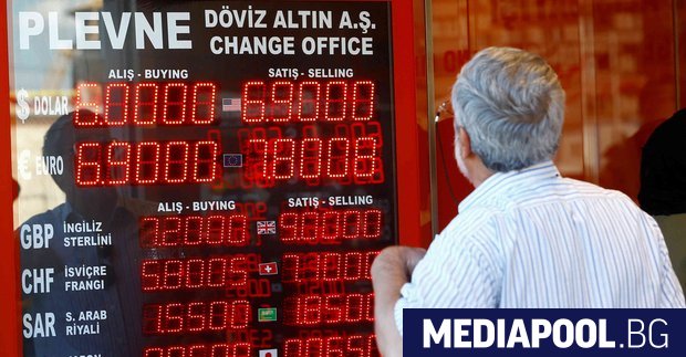 Турската лира падна със 17 процента спрямо долара след уволняването