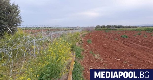 Правителството на Кипър строи бариера за да осуетява преминаването на