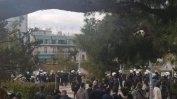 Размирици и сблъсъци с полицията в Атина след глоба за разходка в парка