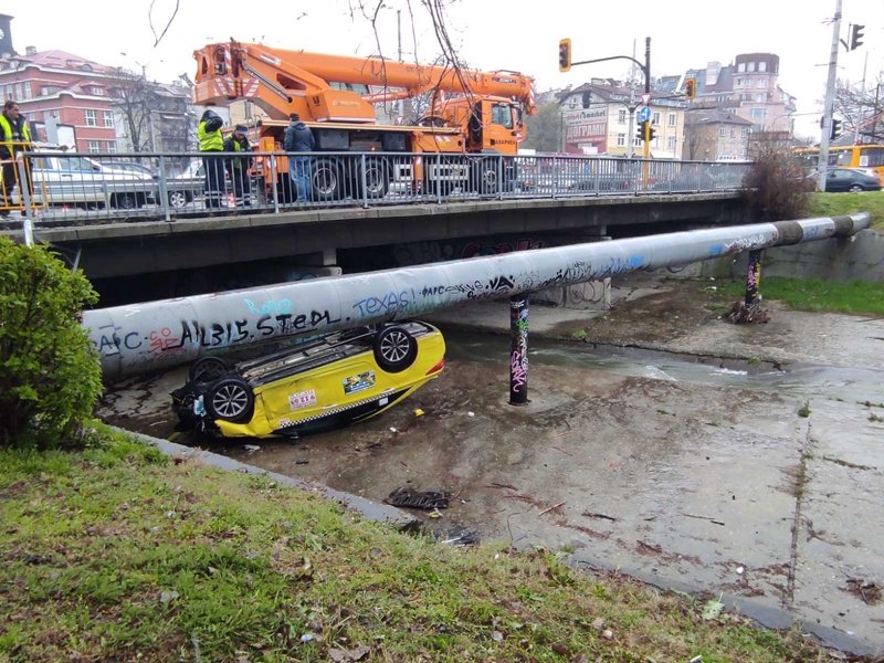Такси падна в канала на Владайска река в София