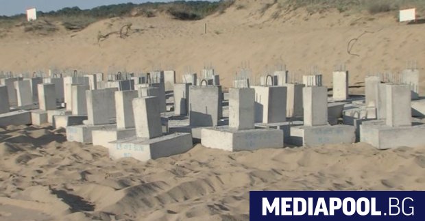 Вграждане на бетонни пети в пясъка за поставянето на временни