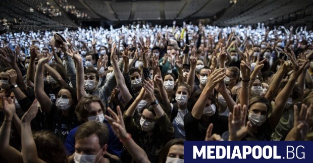 Хиляди хора с маски, дали предварително тестове за коронавируса, се