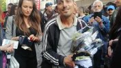 Пловдивчани подкрепиха уличния продавач на чорапи Митко, полицията задържа нападателя