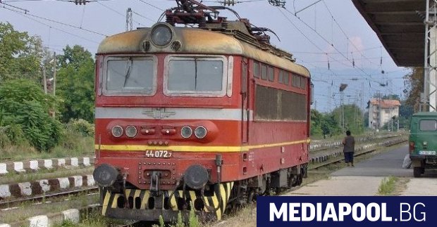 Бързият влак Бургас София е аварирал малко след Сливен в района