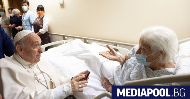 Папа Франциск ще остане още няколко дни в болница след