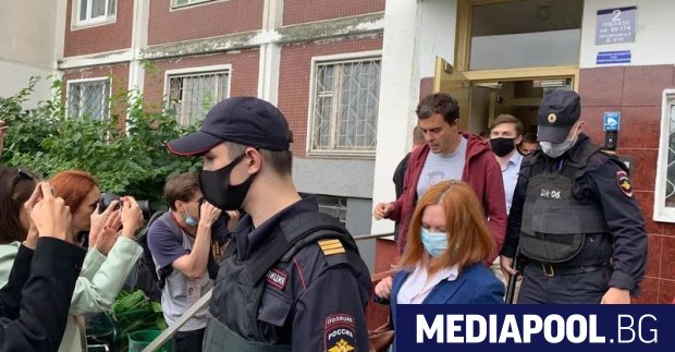 Руската полиция е отвела днес главния редактор на разследващото онлайн