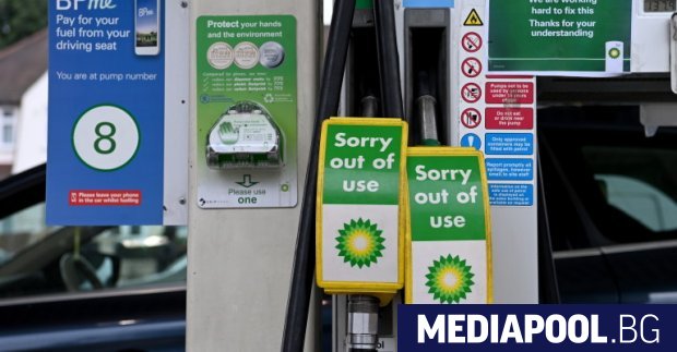 Положението по британските бензиностанции се изостря все повече. По данни