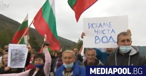 Десетки жители на Копривщица блокираха Подбалканския път защото са недоволни