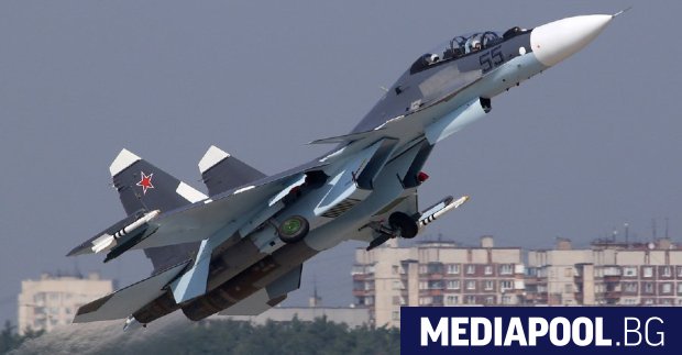 Русия е изпратила два изтребителя Су-30 да съпроводят двойка стратегически