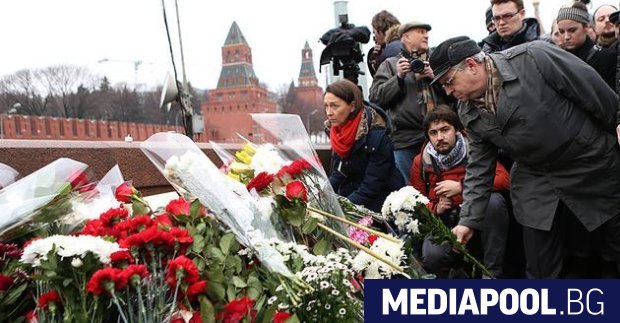 Руски националисти разбиха мемориала на убития опозиционер Борис Немцов един