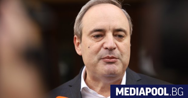 Подкрепеният от ГЕРБ кандидат за президент проф. Анастас Герджиков губи