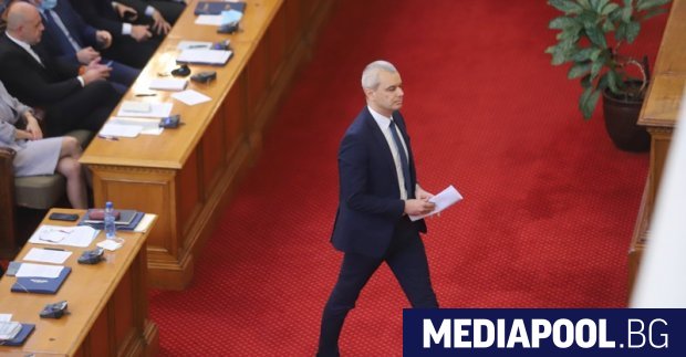 Председателят на Възраждане Костадин Костадинов се отказа от депутатския си